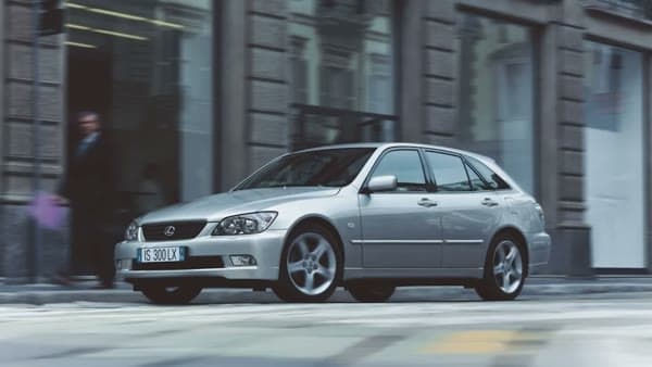 Lexus IS300 SportCross, still from the video