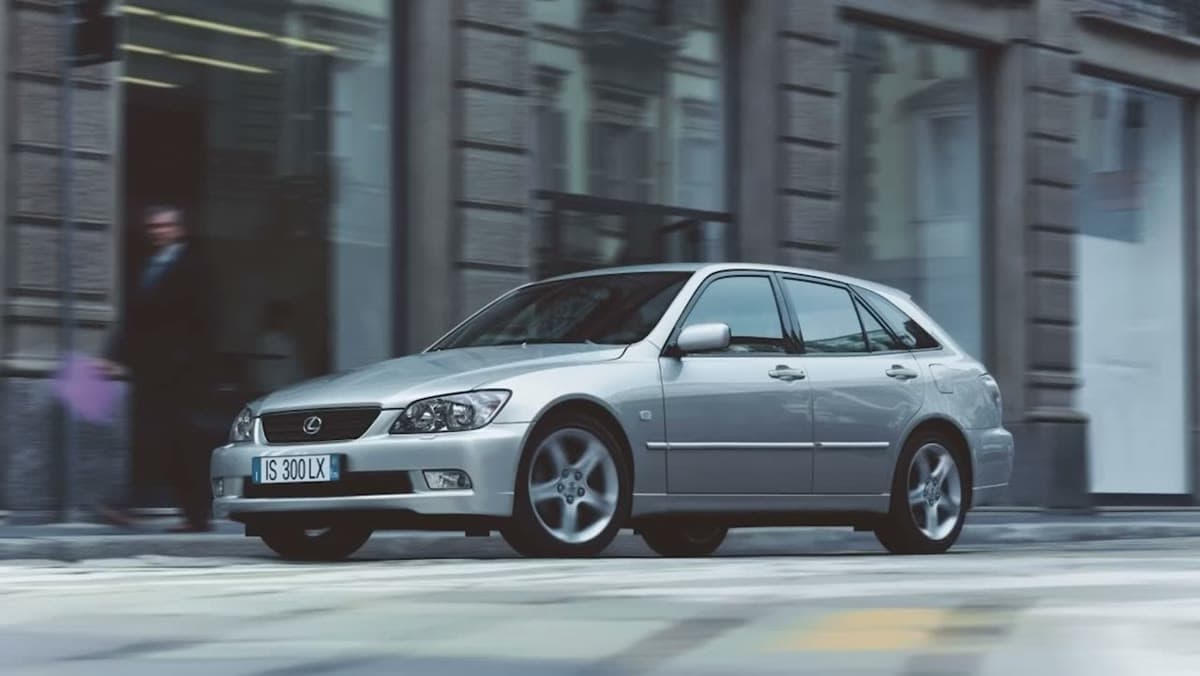 Lexus IS300 SportCross, still from the video