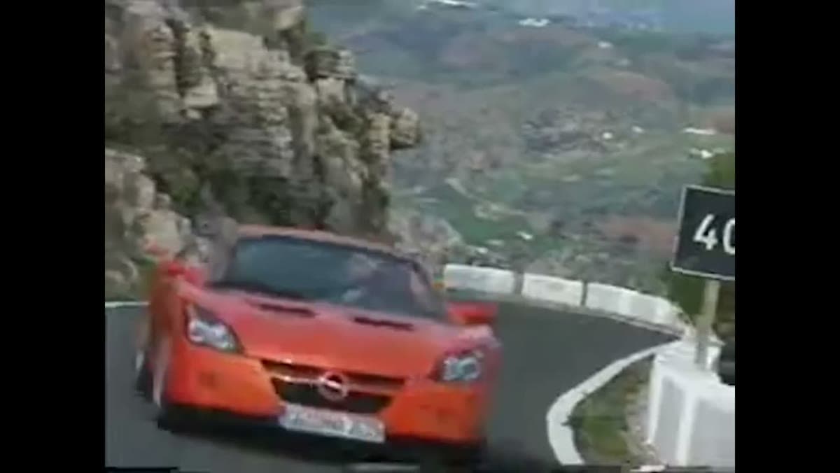 Opel Speedster / Vauxhall VX220, still from the video