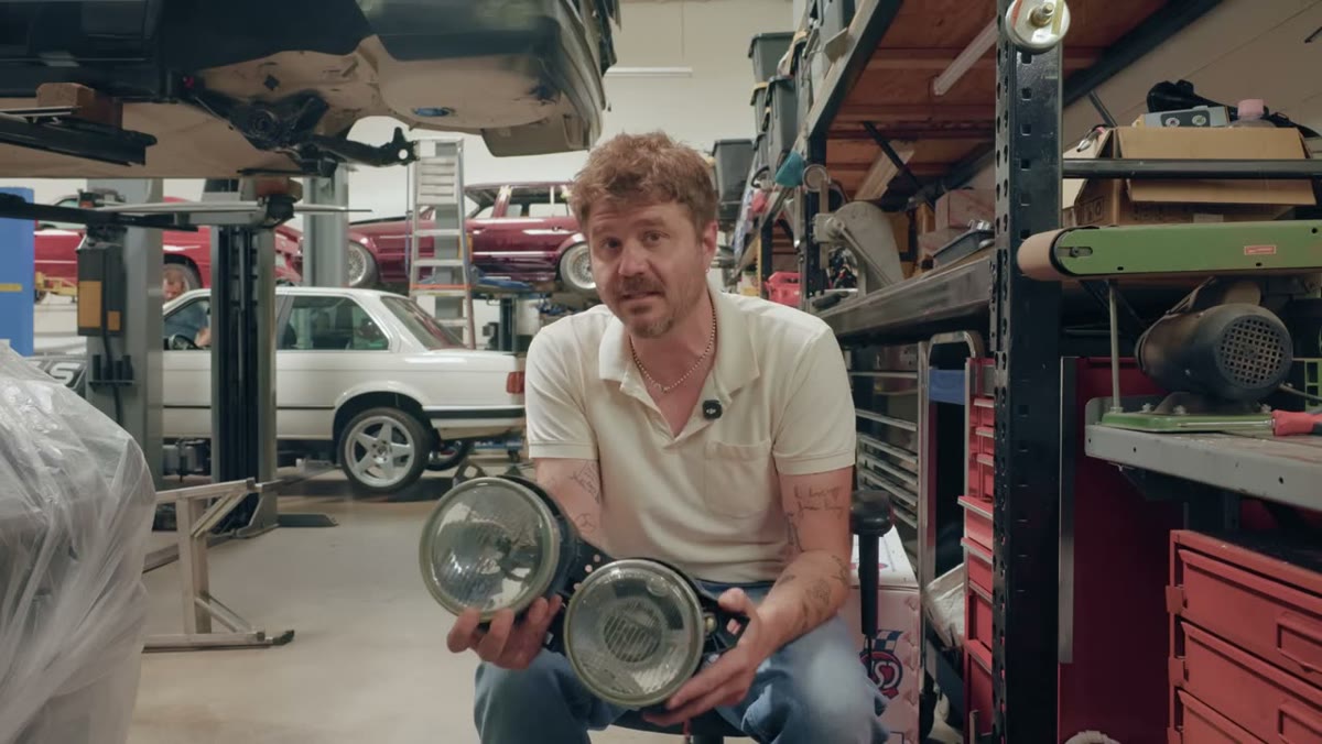 BMW E30 Euro Smiley Headlights (H4), still from the video
