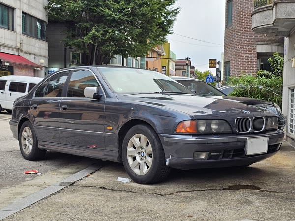 BMW E39 540i, still from the video
