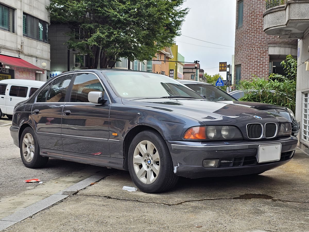 BMW E39 540i, still from the video