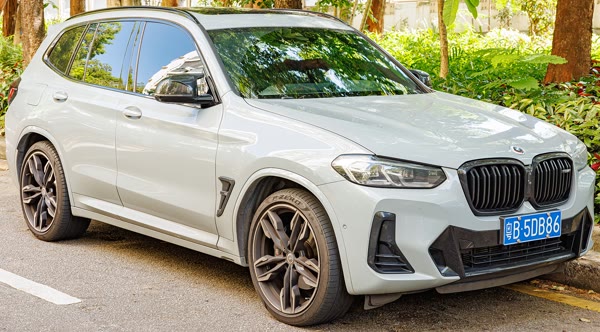 BMW X3 M40i, still from the video