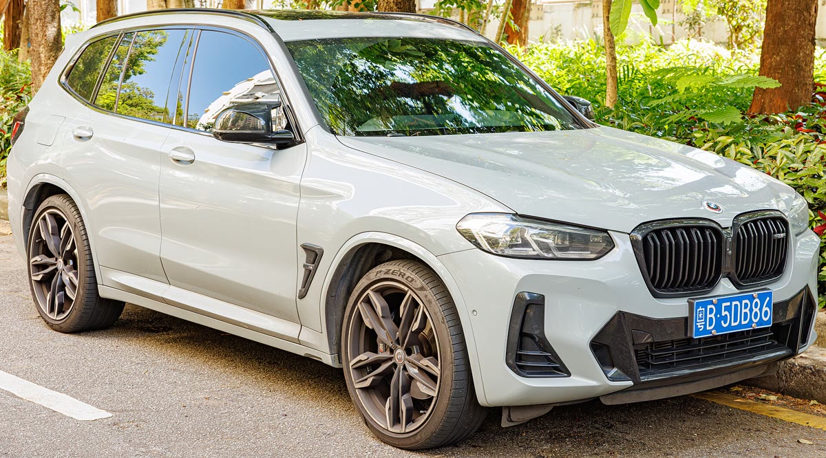 BMW X3 M40i, still from the video