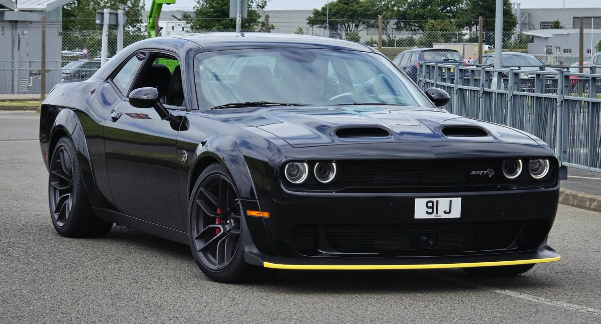 Dodge Challenger SRT Hellcat, still from the video