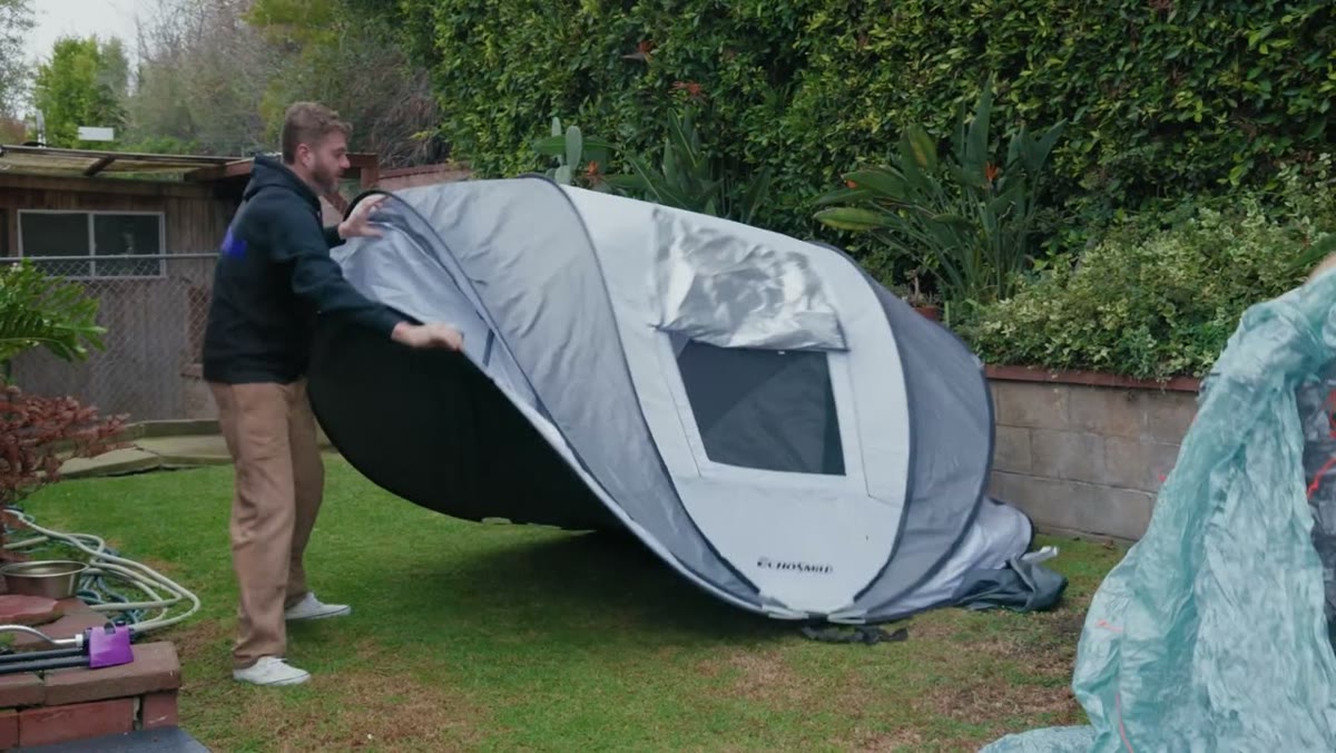 Instant Tent Instant Pop-Up Tent (2P), still from the video