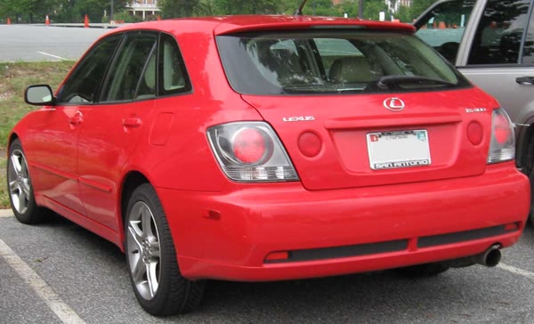 Lexus IS300 SportCross, still from the video