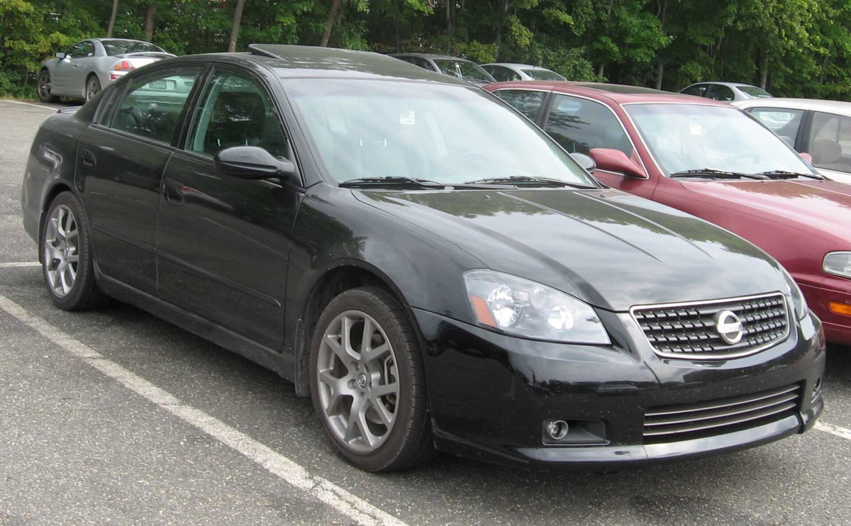 Nissan Altima SE-R, still from the video