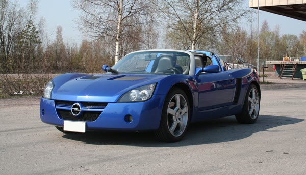 Opel Speedster / Vauxhall VX220, still from the video