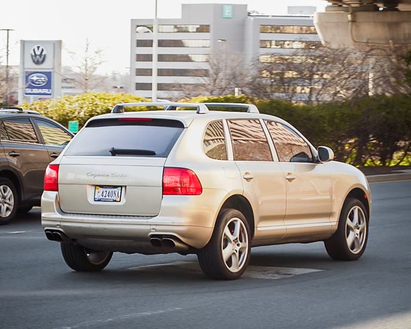 Porsche Cayenne (955, 1st gen), still from the video