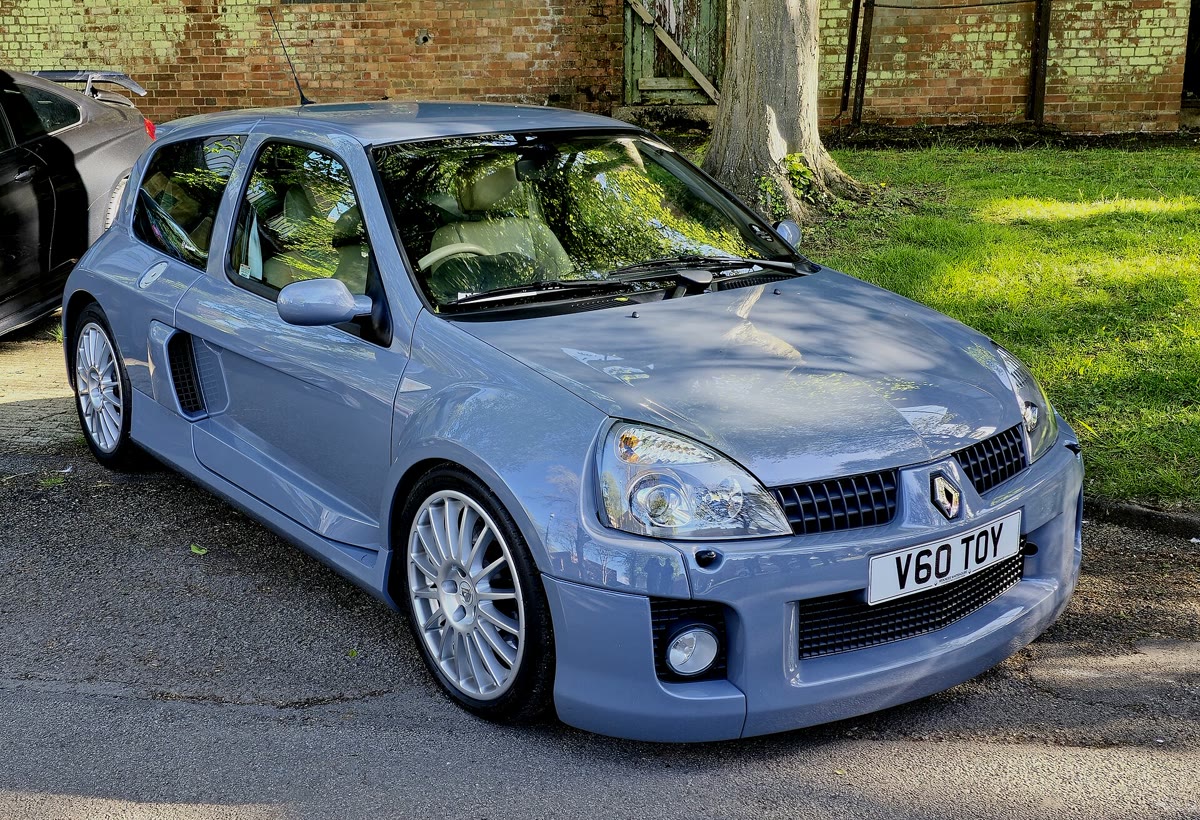 Renault Clio V6, still from the video