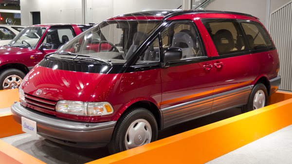 Toyota Estima (import van), still from the video
