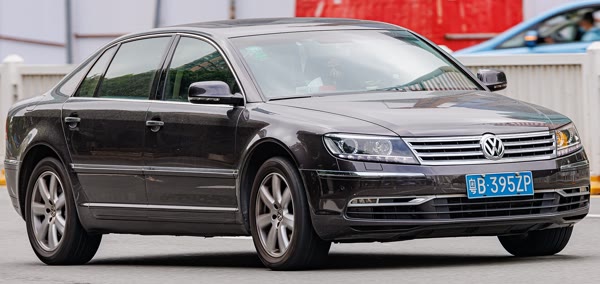 Volkswagen Phaeton, still from the video