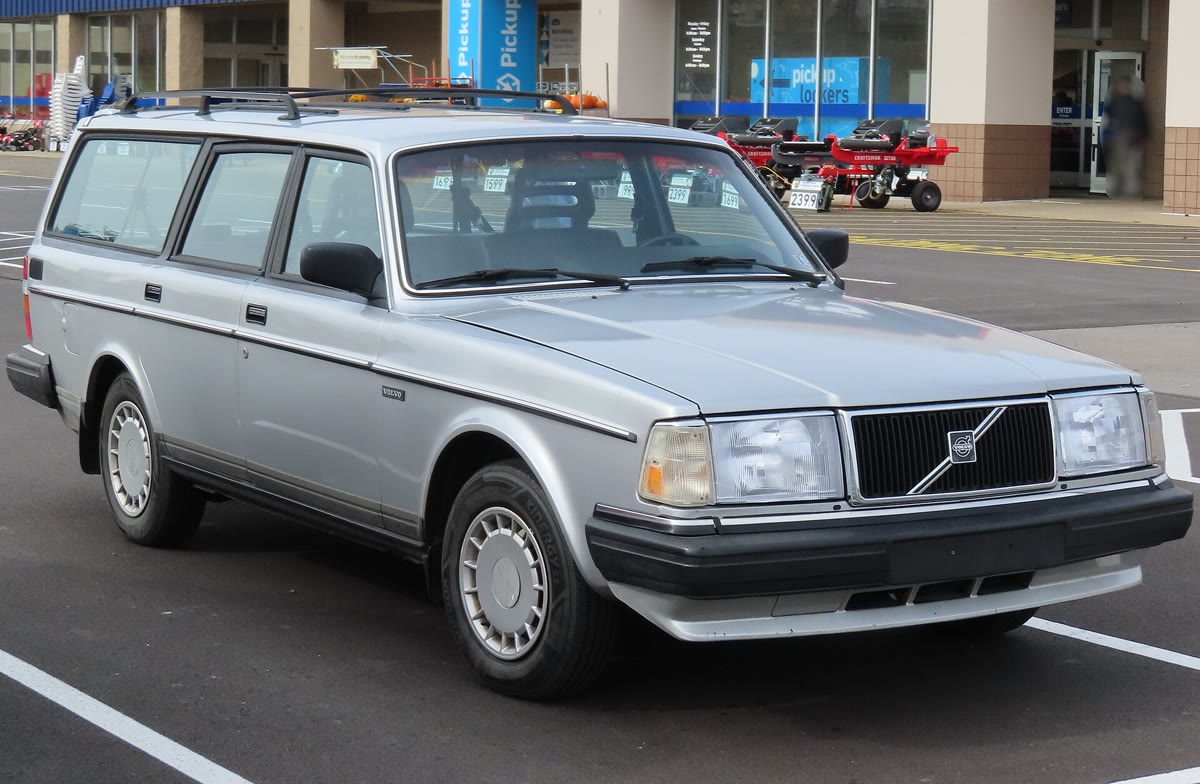 Volvo 240 Wagon, still from the video